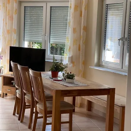 Familienfreundliches Ferienhaus An Der Stadtgrenze Zu Berlin * Малов
